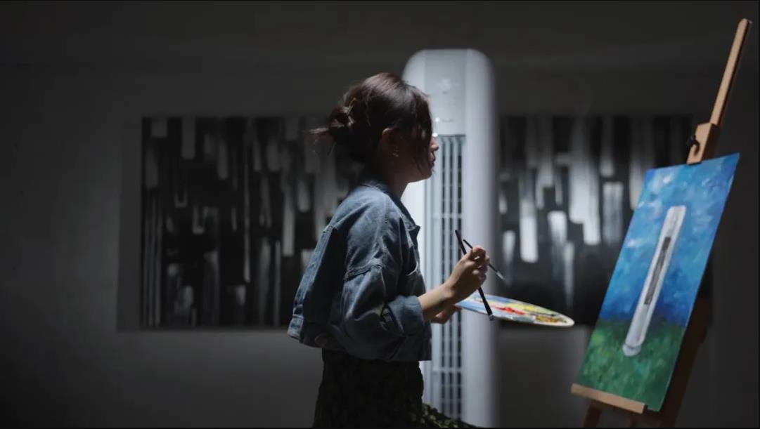 画师画板上的格力时光绘家用分体空调